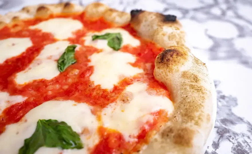 Domowa pizza włoska - Jak zrobić idealne ciasto i uniknąć błędów?