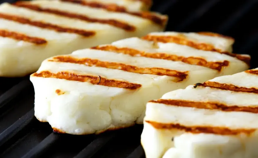 Grillowany halloumi - Jak go przygotować, żeby nie był gumowy?
