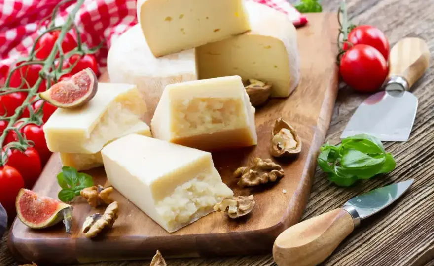 Jaki ser do carbonary - Pecorino czy Parmigiano? Poznaj różnice