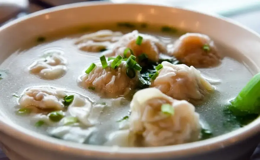 Zupa wonton - Jak zrobić idealny bulion i soczyste pierożki?