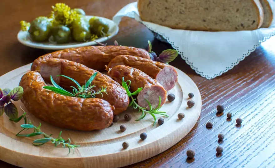 Kiełbasa z piekarnika - jak upiec soczystą? Poradnik