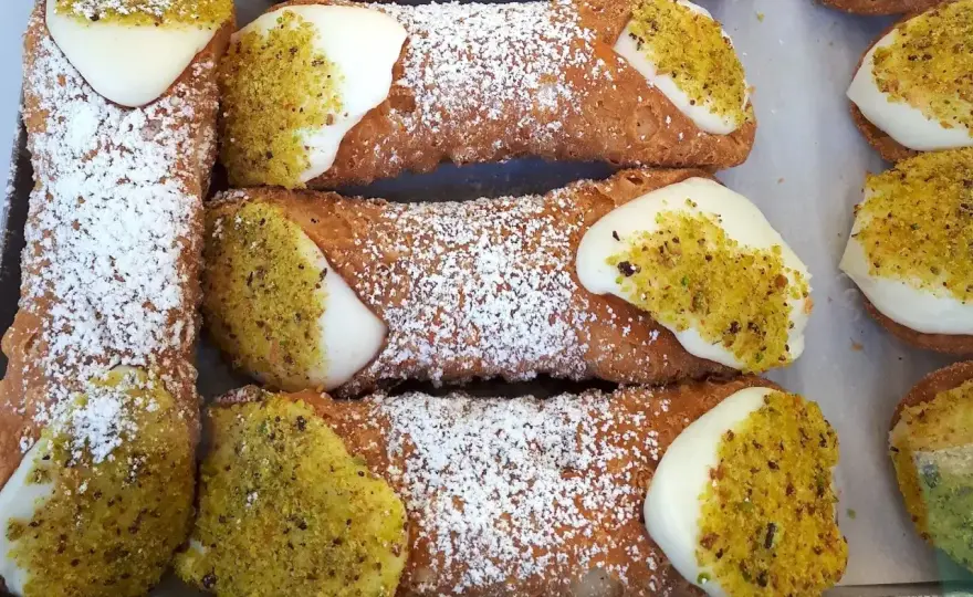 Idealne cannoli - Jak zrobić chrupiącą rurkę i gęsty krem?