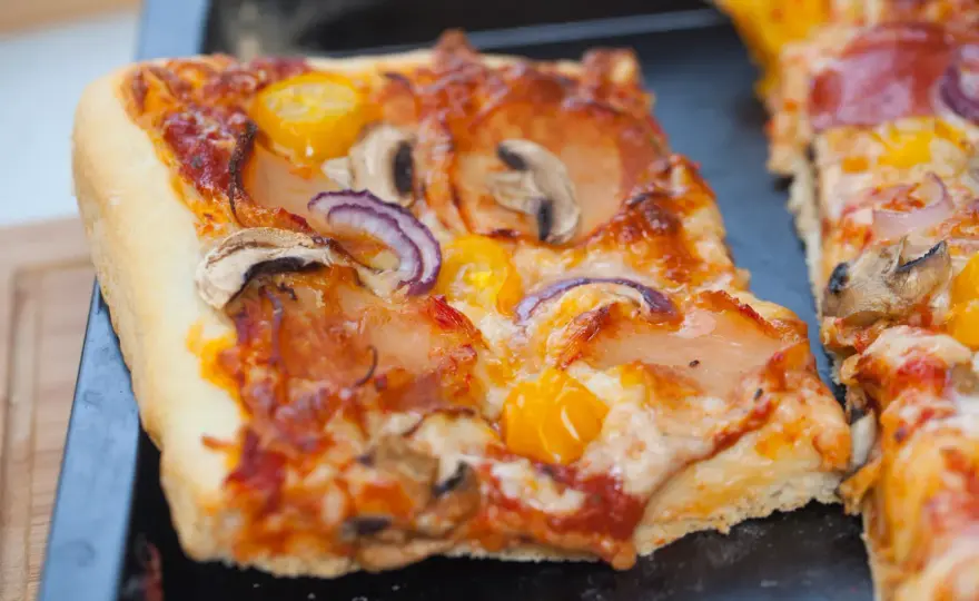 Domowa pizza na blasze - przepis na puszyste ciasto bez błędów