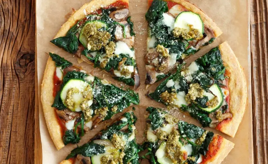 Pizza ze szpinakiem - jak uniknąć wody i zrobić chrupiący spód?