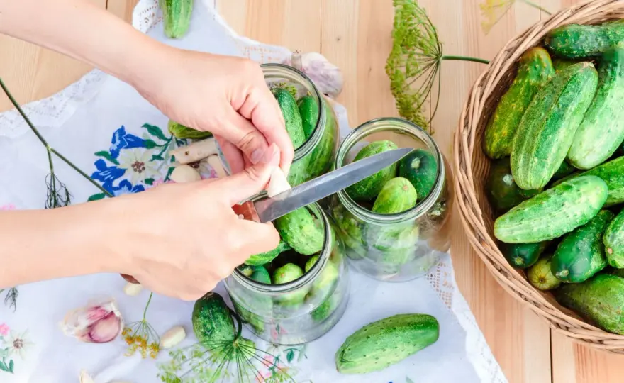 Ile soli na litr wody do ogórków małosolnych - Poznaj złote proporcje