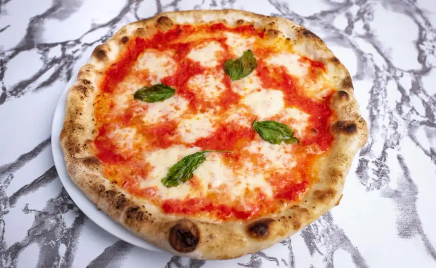 Ciasto na pizzę neapolitańską - Jak uzyskać puszysty rant w domu?
