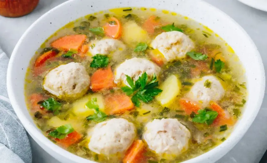Zupa klopsowa jak u babci - Jak zrobić idealnie miękkie pulpety?