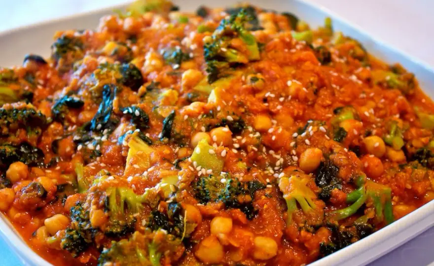 Curry z ciecierzycy - szybki obiad, głęboki smak. Sprawdź!