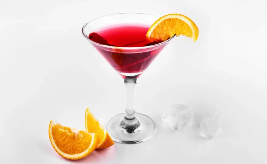 Idealny Cosmopolitan - poznaj przepis i błędy, które psują smak