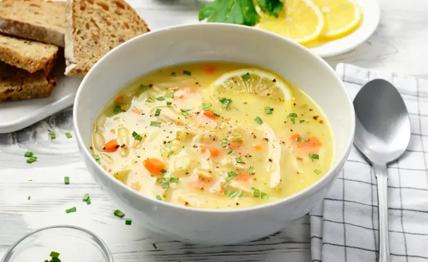 Zupa cytrynowa - Jak uzyskać aksamitny smak i nie zwarzyć jajek?