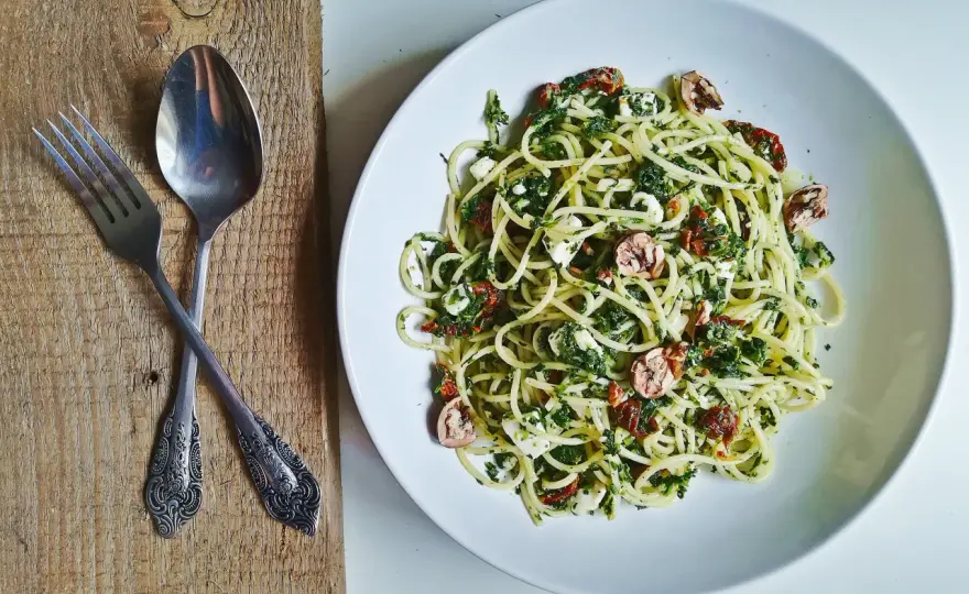 Szybkie i smaczne spaghetti ze szpinakiem i fetą w 30 minut