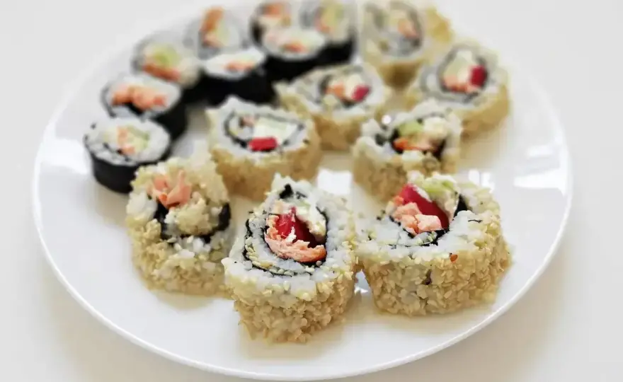 Rolki sushi na obiad? Jak zrobić sycące uramaki w domu
