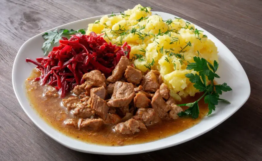 Gulasz wieprzowy - jak zrobić idealnie miękkie mięso i gęsty sos?