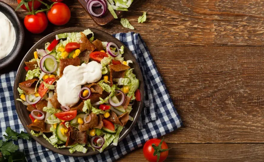 Ile kalorii ma sałatka gyros? Sprawdź, co wpływa na kaloryczność
