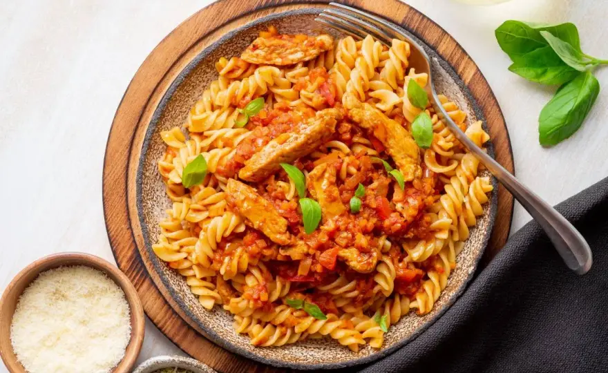 Makaron z kurczakiem w sosie pomidorowym - Jak zrobić go idealnie?