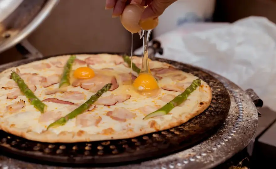 Pizza z jajkiem - Jak uzyskać płynne żółtko i chrupiący spód?
