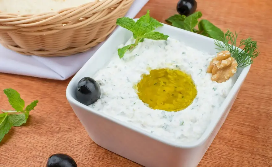 Sos tzatziki - Jak zrobić idealnie gęsty dip bez wody?