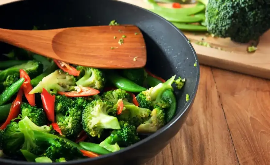 Stir fry w domu - Jak smażyć, by dania były chrupkie i soczyste?