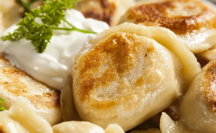 Domowe pierogi - przepis na miękkie ciasto i idealny farsz