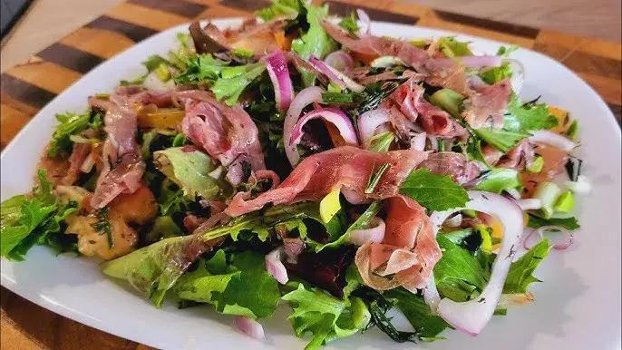 Jaką szynkę do sałatki wybrać, by uniknąć mdłego smaku?