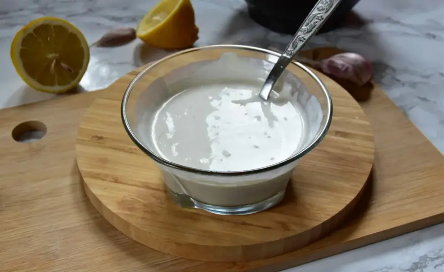 Sos aioli - Jak zrobić gęsty sos bez zwarzenia? Przepis i triki