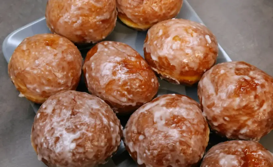 Pączki z piekarnika - jak zrobić, żeby były miękkie i puszyste?
