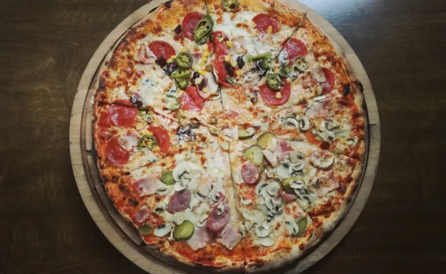 Ile kcal ma pizza neapolitańska? Zaskakujące kalorie w pizzy!