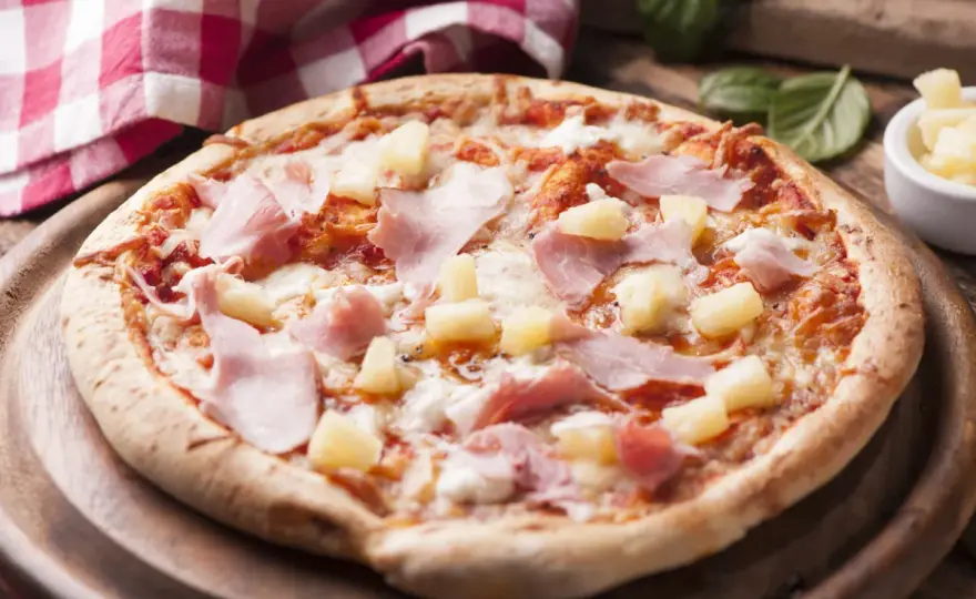 Pizza hawajska - Jak zrobić ją dobrze i uniknąć mokrego ciasta?