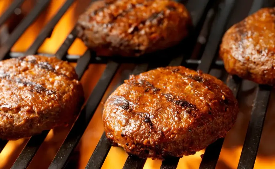 Soczyste burgery z grilla - Jak ich nie przesuszyć na ruszcie?