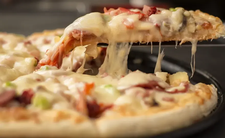 Pizza mrożona - Jak ją upiec, by nie była gumowa? Poznaj triki