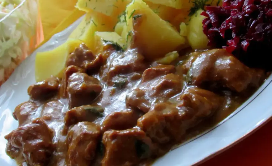 Gulasz z łopatki wieprzowej - miękki i soczysty. Jak go zrobić?