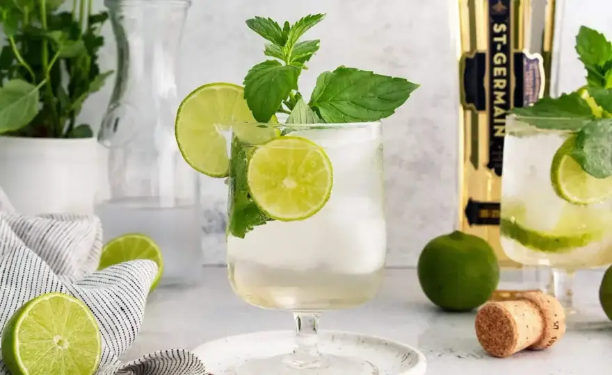 Hugo - Idealny przepis na lekki koktajl z bzem i prosecco