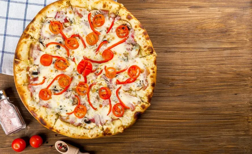 Pizza capriciosa - co musi mieć w składzie, by smakowała idealnie?