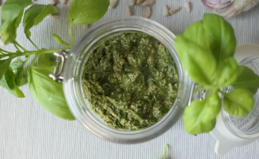Domowe pesto z bazylii - Poznaj triki na idealny smak i kolor