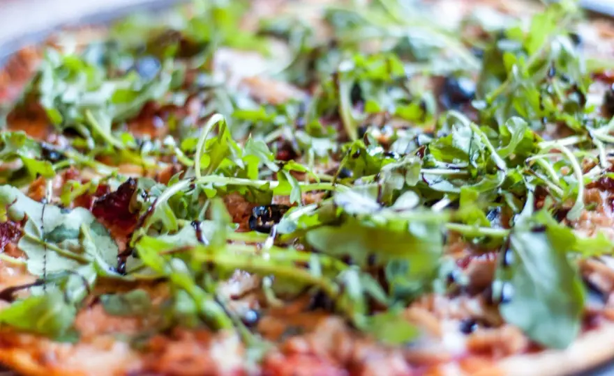 Pizza z tuńczykiem - jak uniknąć mokrego spodu? Sprawdzone dodatki