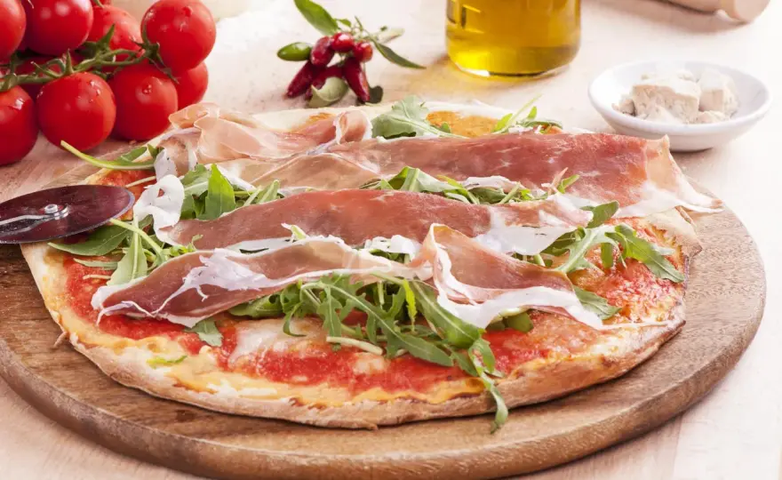 Pizza prosciutto - Crudo czy cotto? Sprawdź, jak jej nie zepsuć