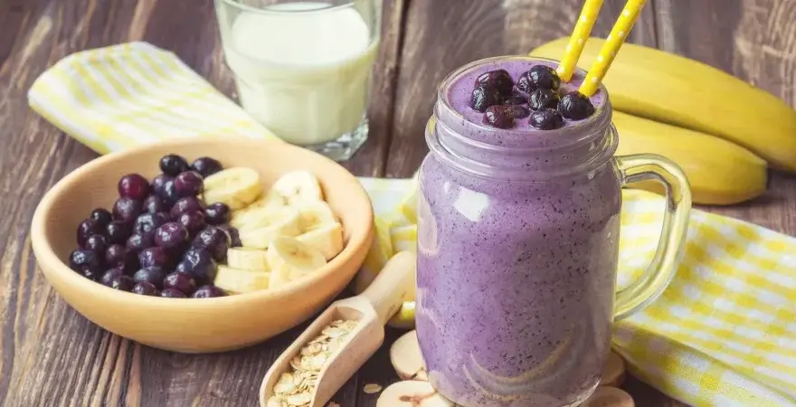 Zdrowy koktajl z bananem i jabłkiem, który doda energii każdego dnia