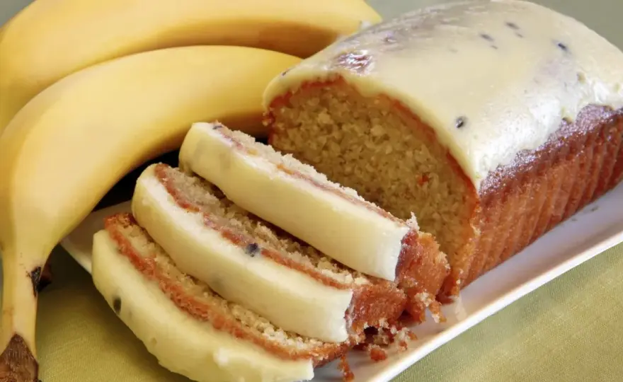 Ciasto z bananami i budyniem - Jak zrobić idealnie wilgotny deser?