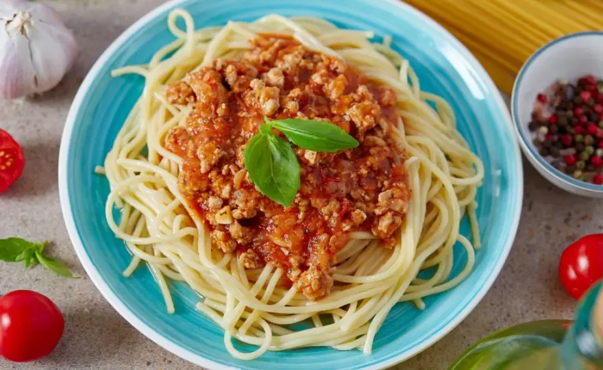 Spaghetti bolognese z passaty - idealny przepis na pyszny sos