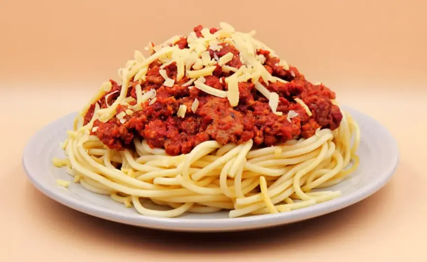 Ile kcal ma spaghetti bolognese z makaronem? Sprawdź, co jeść!