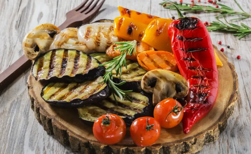 Co przygotować na grilla ze znajomymi - Gotowe menu i lista zakupów