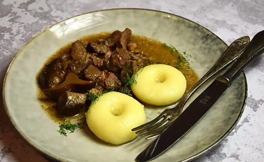 Gulasz z dzika - Jak przygotować idealnie miękkie i kruche mięso?