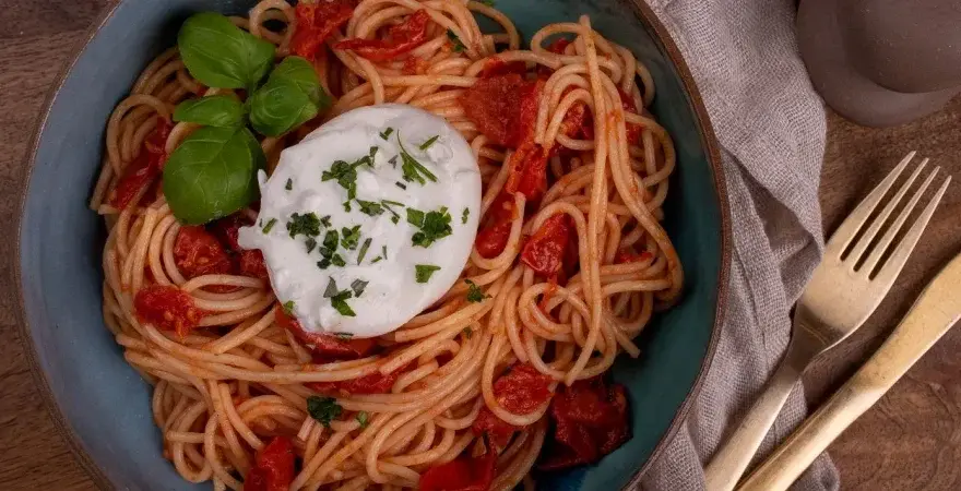 Pyszne spaghetti z burratą: prosty przepis na wykwintne danie