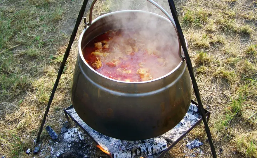 Kociołek z mięsem i kapustą - przepis na idealny smak!