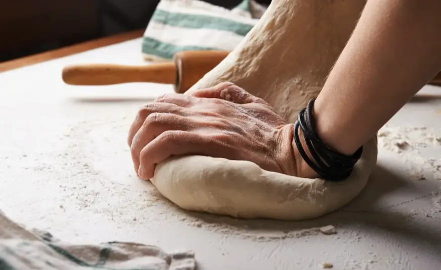 Jak uformować pizzę: proste techniki dla idealnego ciasta