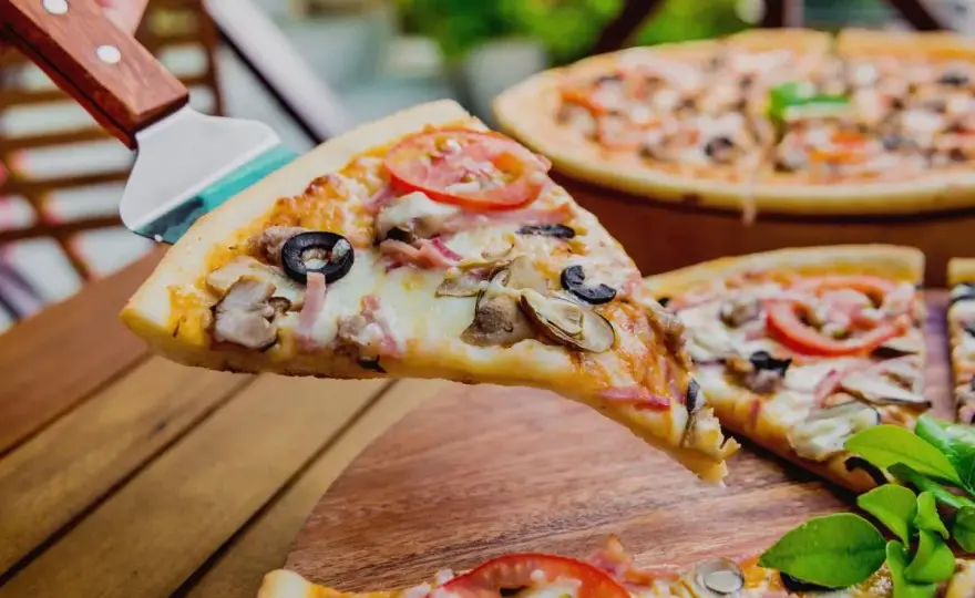 Ile osób najedzie się pizzą 40 cm? Sprawdź, zanim zamówisz!