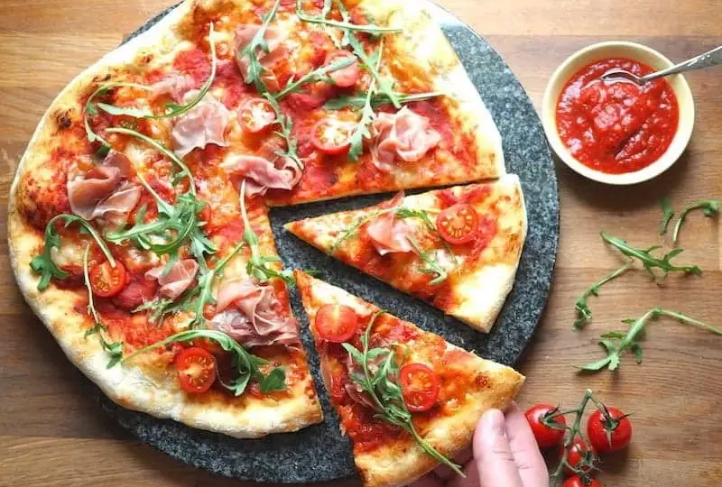 Jak się robi pizzę domową - prosta receptura na idealne ciasto