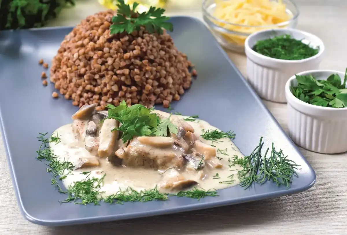 Schab duszony z pieczarkami - Przepis na idealny sos!