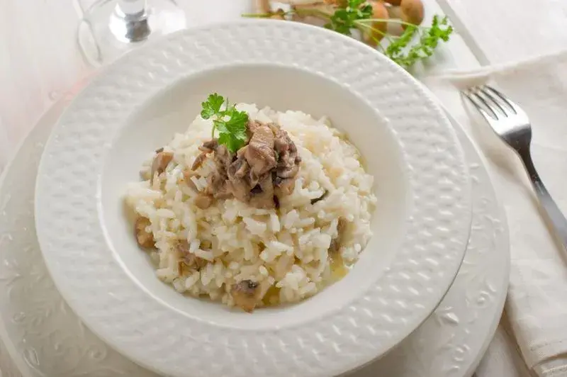 Czym jeść risotto, aby wydobyć pełnię smaku i zaskoczyć gości?