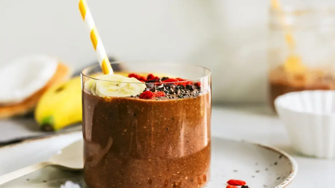 Pyszny koktajl na anemię z bananem, jagodami goji i nasionami chia. Idealny na zdrowe śniadanie.